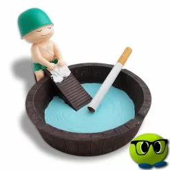 Drôle De Cendrier Avec Un Petit Soldat Au Lavoir - Mrbulle